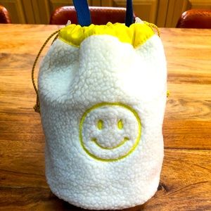 Fuzzy smile bucket bag
